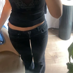 Jeans  - Jätte snygga Lågmidjade jeans ifrån nakd, säljer då de har blivit lite för små, bra skick, skriv vid frågor🤗🤗
