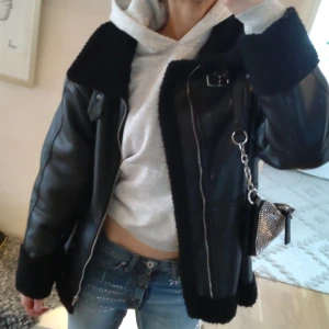 Läder jacka - Supersnygg oversized skinnjacka i gott skick från STOCKH LM🤍 Nypris: 1799 kr❣️