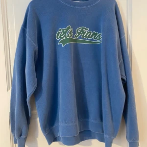 Iets Frans Sweatshirt M  - Iets Frans Sweatshirt i storlek M. Lite oversized fit. Fint skick! Skriv innan ni köper!