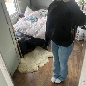 Svart Calvin Klein hoodie - Väldigt skön huvtröja från Calvin Klein i färgen svart. Säljer för har många andra hoodies som jag använder mer. 