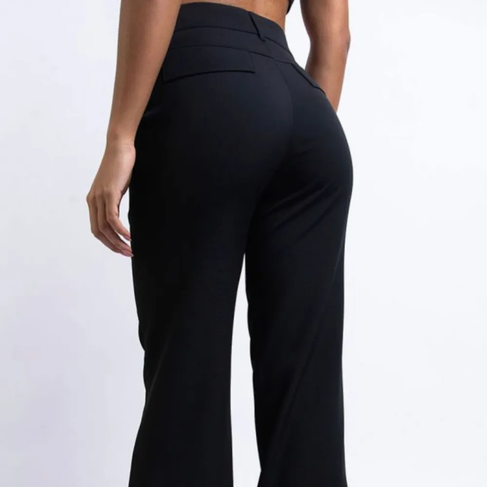 Säljer mina nästintill oanvända madlady kostymbyxor i modellen gwen. Dom är mid waist och i storlek 38 tall☺️. Jeans & Byxor.