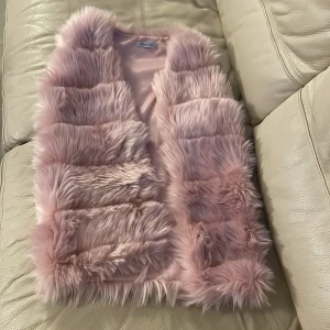 Rosa päls jacka😻 - Jätte fin päls jacka som bara har använts 1 gång😻 90% vintage😽 Inga hål/fläckar Som ny typ?😻 Vet ej storleken men jag som är S/M i jackor så sitter den lite tight vid armhålan❤️ Skriv om du har frågor!
