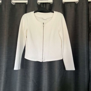 Jacka  - En fin vit jacka använd ca 4 gånger 