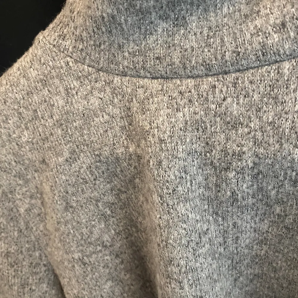 Jättefin stickad grå tröja som är ifrån zara i färgen grå, den är i superbra skick och inga tecken alls på användning, skriv till mig för fler bilder💗. Tröjor & Koftor.