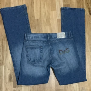 dolce&gabbana jeans  - säljer mina lågmidjade och bootcut d&g jeans då de blivit för stora, jeansen är i bra skick och har inga tecken av användning måtten på jeansen är 42cm i midjan raktöver och 85cm innerben, skriv för mer bilder eller funderingar ❗️möts bara upp❗️