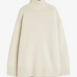 Beige oversized tjocktröja med polokrage. Storlek XS men sitter även som S. Använd fåtal gånger.