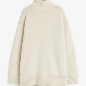 Beige tjocktröja - Beige oversized tjocktröja med polokrage. Storlek XS men sitter även som S. Använd fåtal gånger.