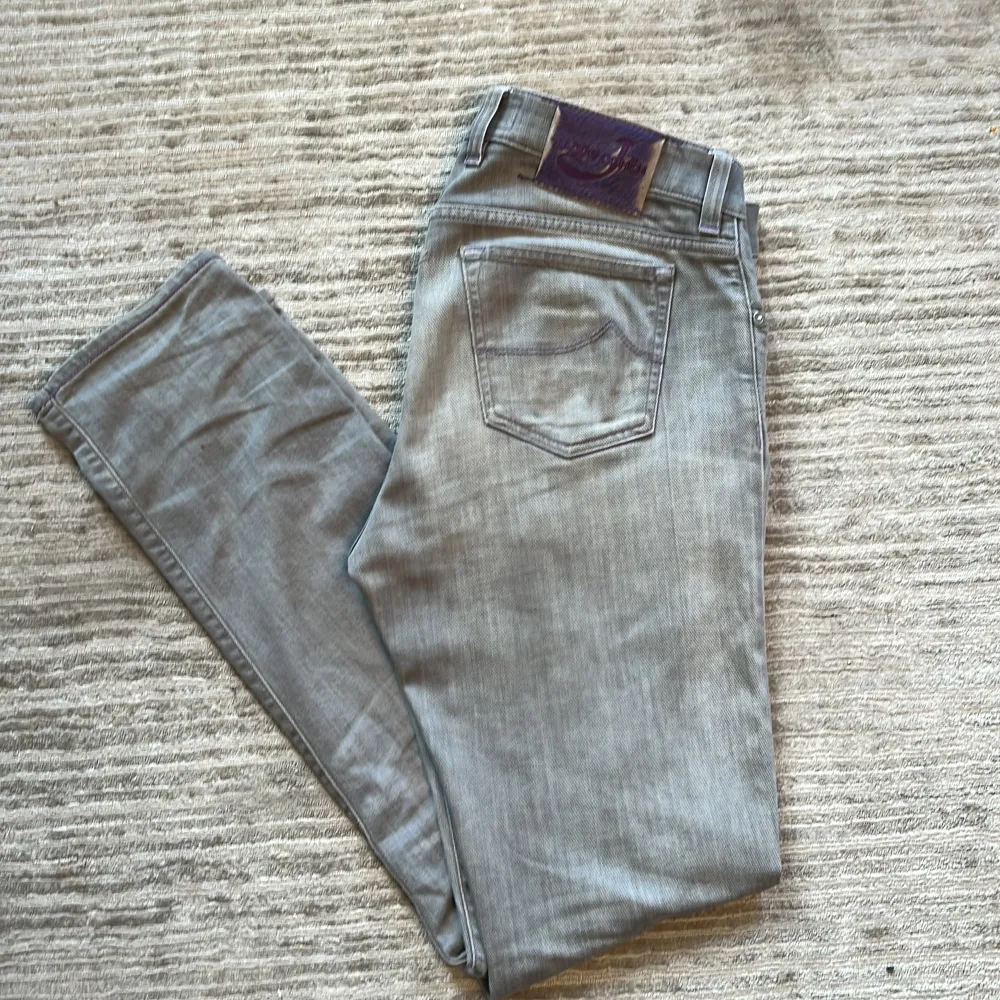 Gråa Jacob Cohen jeans I bra skick förutom liten nötning med lila backtab. Modellen är 688 comfort vilket sitter slimfit med massa fina exklusiva detaljer från det italienska märket. Passar W32-34   Känn er välkomna att ställa frågor  Mvh Agaton . Jeans & Byxor.