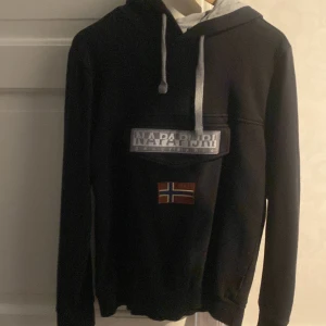 NAPAPIJRI hoddie  - Säljer denna hoddie den har fint skick och är väldigt skön 