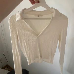 tröja - bra skick, croppad, lite skrynklig på bilden. ❣️