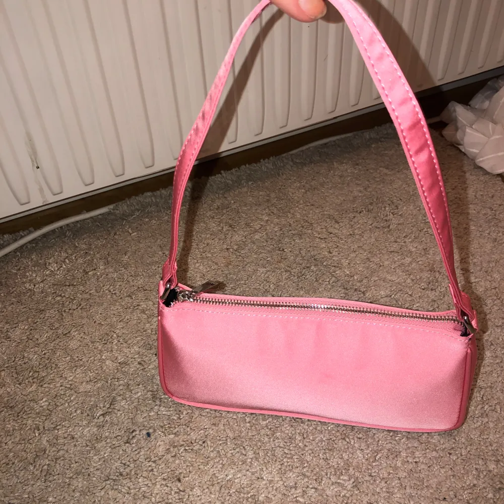 Säljer en rosa baguette väska från asos. Väldigt litet utrymme så får typ bara plats med mobil och plånbok!. Väskor.