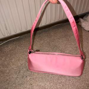 Säljer en rosa baguette väska från asos. Väldigt litet utrymme så får typ bara plats med mobil och plånbok!