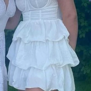 Student klänning - Jättefin student eller sommarklänning!💕💕Använd endast en gång 1) Ej stretchigt material  2) Passarform för mindre byst (är 160cm lång för referens )   