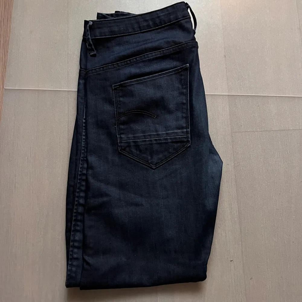 Säljer dessa G-star jeans som är low waist och är straight i modellen. Aldrig använda och är i bra skick. Storlek M.. Jeans & Byxor.