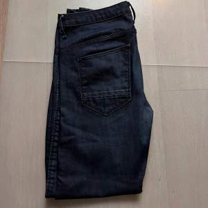 Säljer dessa G-star jeans som är low waist och är straight i modellen. Aldrig använda och är i bra skick. Storlek M.