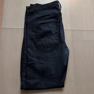 G-star boyfriend jeans - Säljer dessa G-star jeans som är low waist och är straight i modellen. Aldrig använda och är i bra skick. Storlek M.