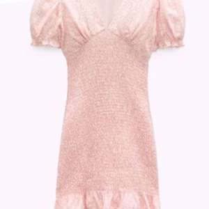 Zara klänning  - Trendig, söt, blommig zara klänning. Helt oanvänd 💖 öppen för prisförslag 