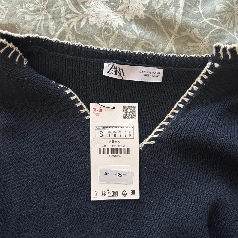 Stickad tröja i storlek S från zara med prislappen kvar! Säljer då den tyvärr var för stor när jag fick hem den🤗 Pris: 200kr köpare står för frakt❤️‍🔥 . Stickat.