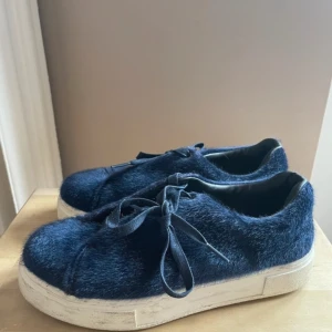 Fake Fur Eytys - såå sjukt snygga limited edition Eytys! Fint skick och sparsamt använda. 