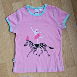 T-shirt L&B - Tröja Lingon&blåbär strl 120 i fint skick