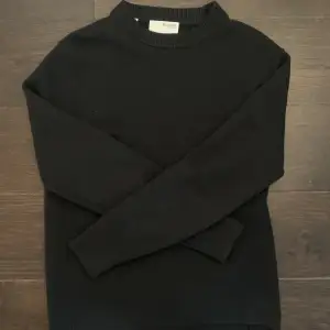 Tja säljer nu denna snygga Selected homme tröjan i storlek small och modellen på bilden är ca 180cm.  Skick: 10/10 inga hål eller fläckar och är i ny skick.  