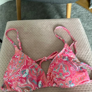 Bikinitopp - Jättesöt bikinitopp perfekt till sommaren!! Säljer nu denna separat efter en efterfrågan!! Köpte den för 108kr utomlands, säljer för 60kr💕 Helt oanvänd och i nyskick!! 