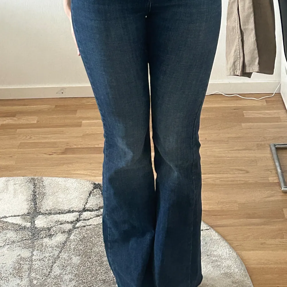 Mörkblåa bootcut jeans med jättefin passform. Använda några gånger men i bra skick. . Jeans & Byxor.