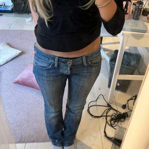 jättesöta jeans💕💋 innebendlängd: 83 midja rakt över: 39