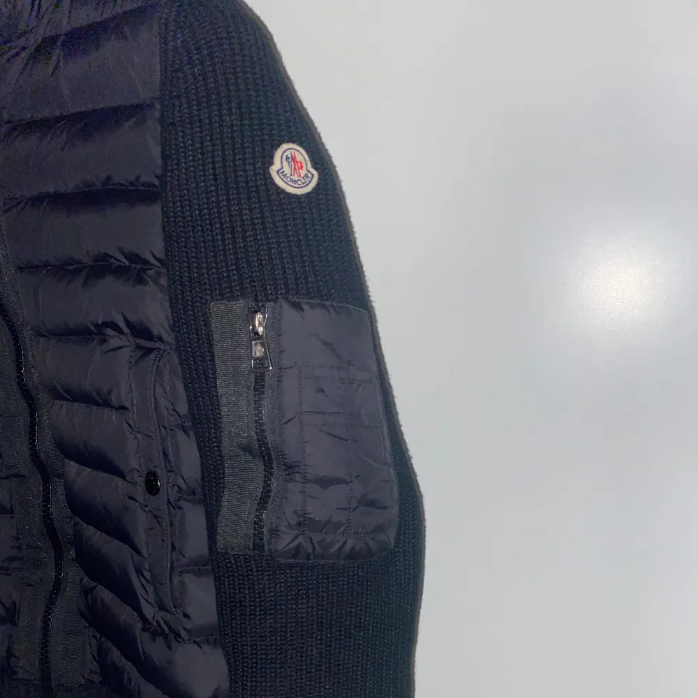 Moncler cardigan i bra skick, inga skador osv osv, säljes pågrund av för liten nu. Lägre pris pågrund av att jag tappat bort mitt kvitto, men hade på kameran när ja köpte den, 3dje bild. Äktenhetsbevis på 3dje bild.. Jackor.