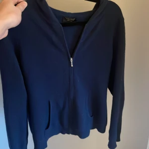 Kashmir zip - Säljer min Kashmir zip hoodie som är riktigt feet. Den är i storlek S men sitter som XS. Riktigt snygg nu till våren och sommaren. Hör av er vid intresse osv