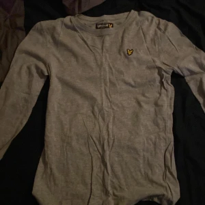 Lyle n scott stl 14/15år - Fin lyle n scott tröja  Jättebra skick och använd ett fåtal gånger
