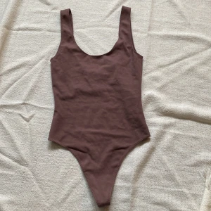 Snygg body - Skitsnygg body Formar kroppen jättefint 