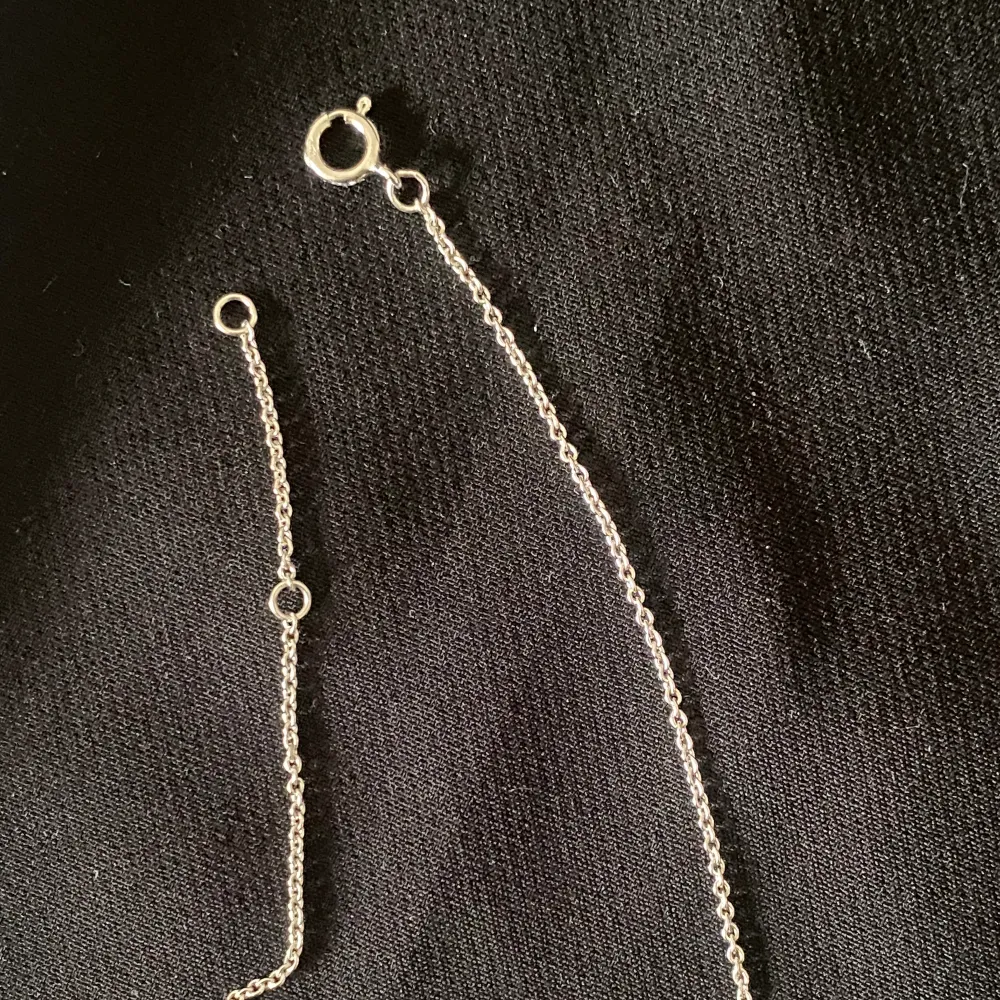 Superfint silverarmband med detalj. Osäker på om det är äkta silver eller om de är nickelfri! (tror att de är äkta silver och nickelfri men lovar ej). Är justerbart så kan ha både som 17 cm och 19 cm. Oanvänd, kommer i originalförpackning. . Accessoarer.