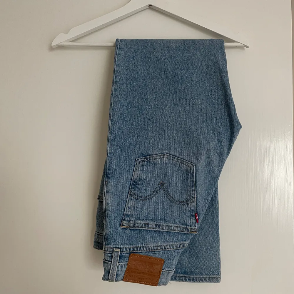 Säljer dessa Levis jeans då de inte kommer till använding. Jeans & Byxor.