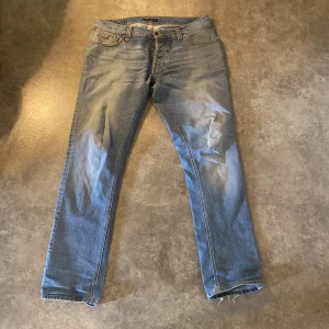 nudie jeans  - skick är 7/10 det är lite slitningar nere vid fötterna annars är allt bra, vid mer funderingar är det bara att höra av sig👍🏼