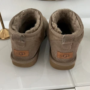Uggs ultra mini  - Uggs ultra mini, superfint skick utöver liten fläck på ena skon - Använda en vinter bara. Nypris 2 000