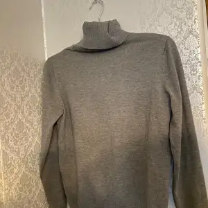It’s brand new and has never been worn, it’s a size M but super stretchy! Would probably fit up to a size XXL depending on desired fit Very comfortable   