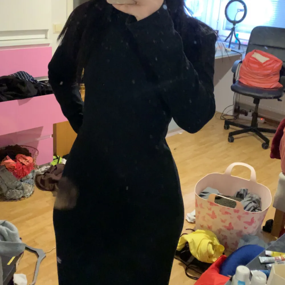 En lång svart klänning i ganska tjockt material, passar perfekt t dig som bär hijab då den är lös❤️. Klänningar.
