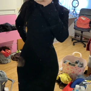 Lång svart klänning - En lång svart klänning i ganska tjockt material, passar perfekt t dig som bär hijab då den är lös❤️