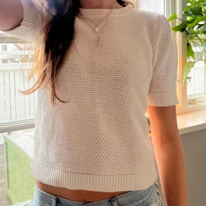 Kortärmad stickad tröja  - Sötaste vita stickade tröjan som är perfekt till våren och sommaren💞🩷