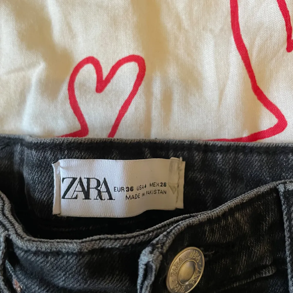 Jeans från zara, använda 2-3 gånger, st 36. Jeans & Byxor.