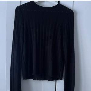 Super fin svart tröja från BIKBOK med lo tre genomskinligt randigt ”mönster”✨🪩 Som nyköpt! 