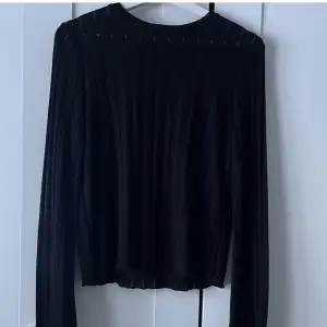 Super fin svart tröja från BIKBOK med lo tre genomskinligt randigt ”mönster”✨🪩 Som nyköpt! 