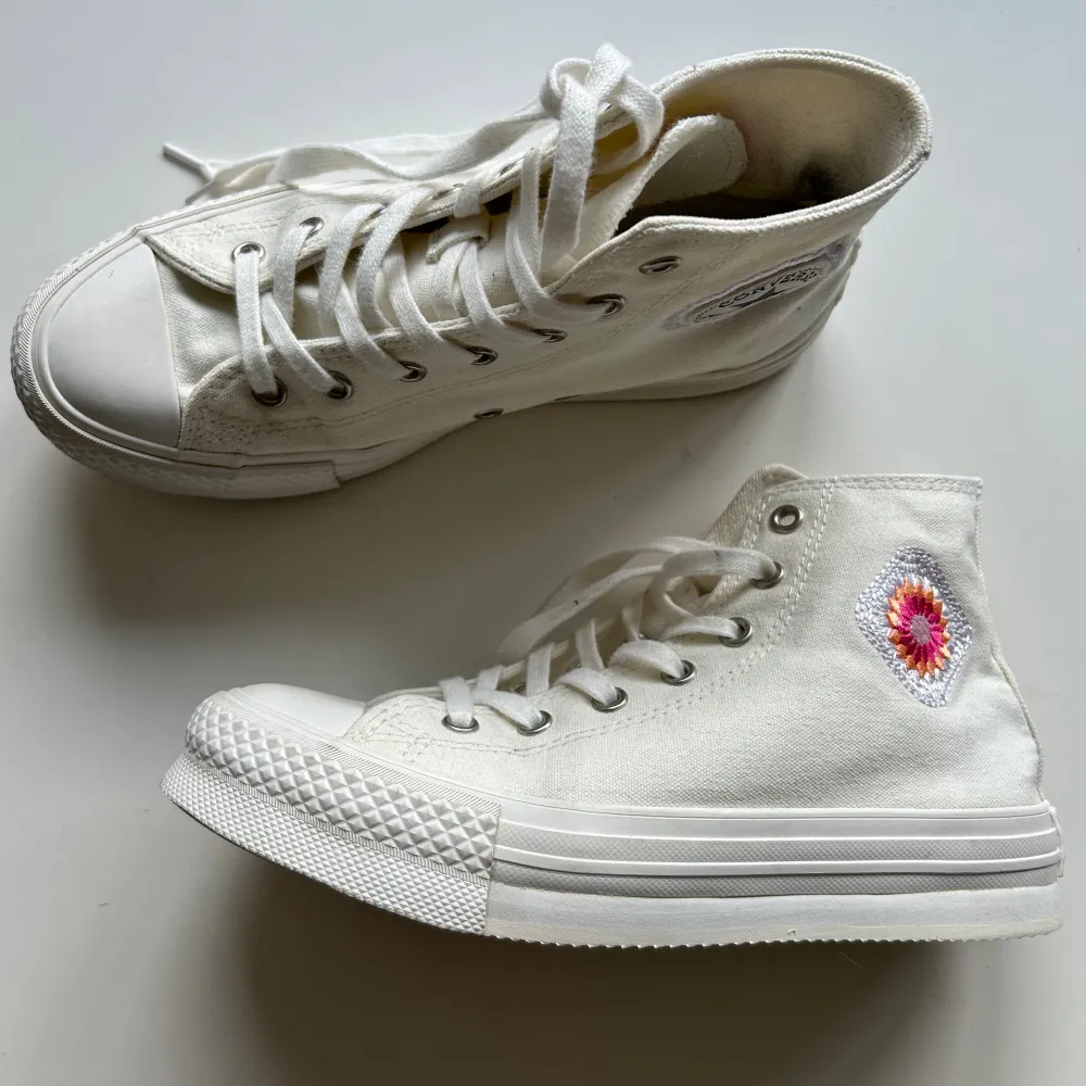 Converse white beige with a flower as a decoration. Used them 3 times. Skor.