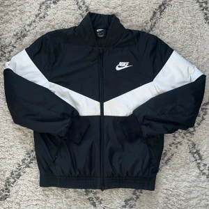 Nike puffer bomber jacket - Nike puffer bomber jacket. Inga hål eller defekter på ngt sätt.