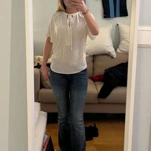 Blus - Fin vit blus! Den är i skolek S men skulle säga att den även passar någon som har stolek M💗💗