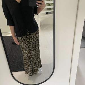 Trendig leopard kjol från zara!🐆💫skriv till mig vid intresse 🪩