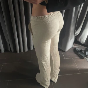 lågmidjade linnebyxor  - Säljer mina helt oanvända lågmidjade linnebyxor från skagen clothing💞Nypris 800kr🩷Storlek XS men passar bra i längden på mig som e 168 men passar även längre och kortare beroende hur man vill de ska sitta💞Nyskick o inga defekter alls💞skriv vid frågor