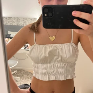 Festtopp - Festtopp vit från Nelly i storlek XS.