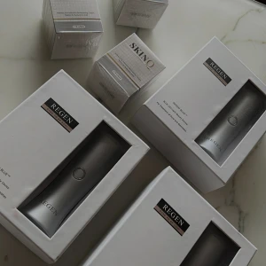 REGEN BLUE - Acne Treatment for all skins  - Hej! Det revolutionerande blå LED-liuset som tar bort mild till måttlig akne, samt även rodnad och inflammation i ansiktet. Blått LED-ljus har bakteriedödande effekt, tränger in i underhuden och ledder till reparation av skador och ny celltillväxt. 